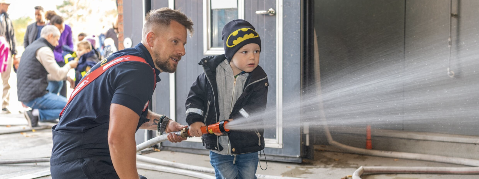 Brandman hjälper barn släcka eld