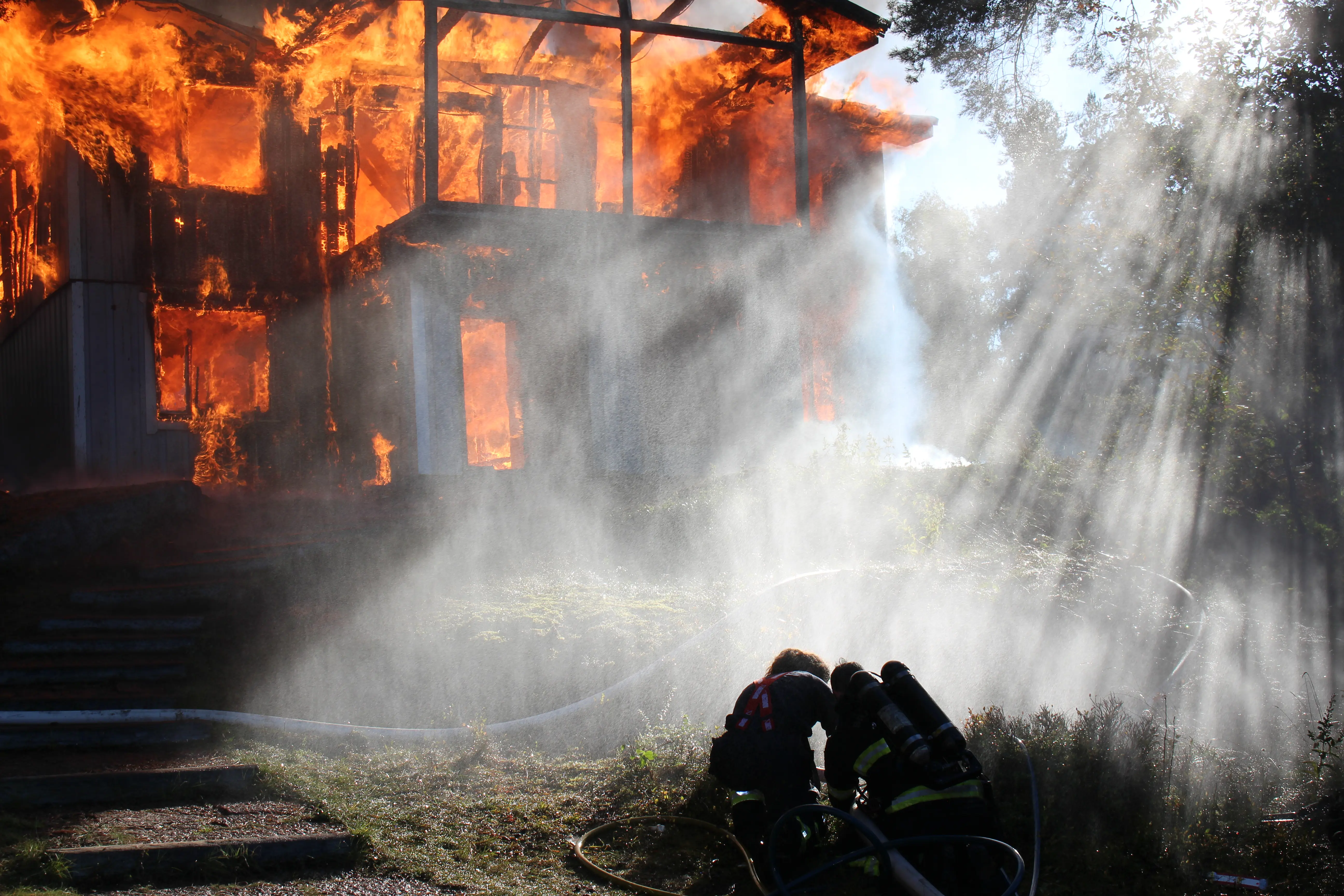 Bild av brinnande hus