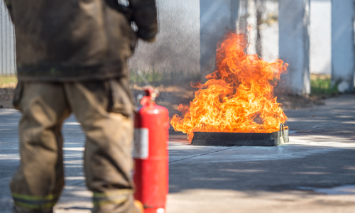 Fireman Showing Use Fire Extinguisher Training Fire Hydrant With White Smoke Occupational Health Safety Concept (Kopia)