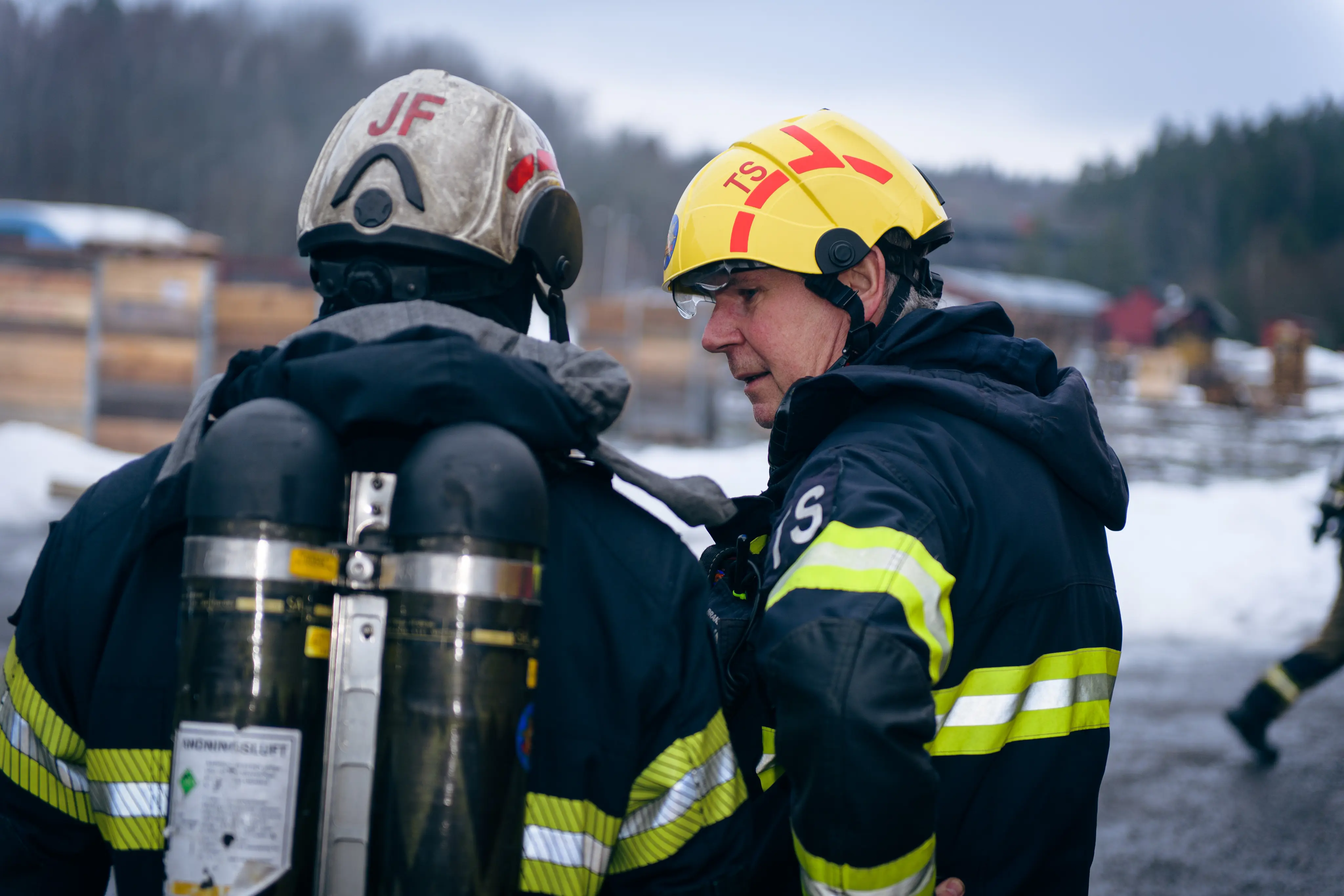 Bild på brandman med tuber på ryggen