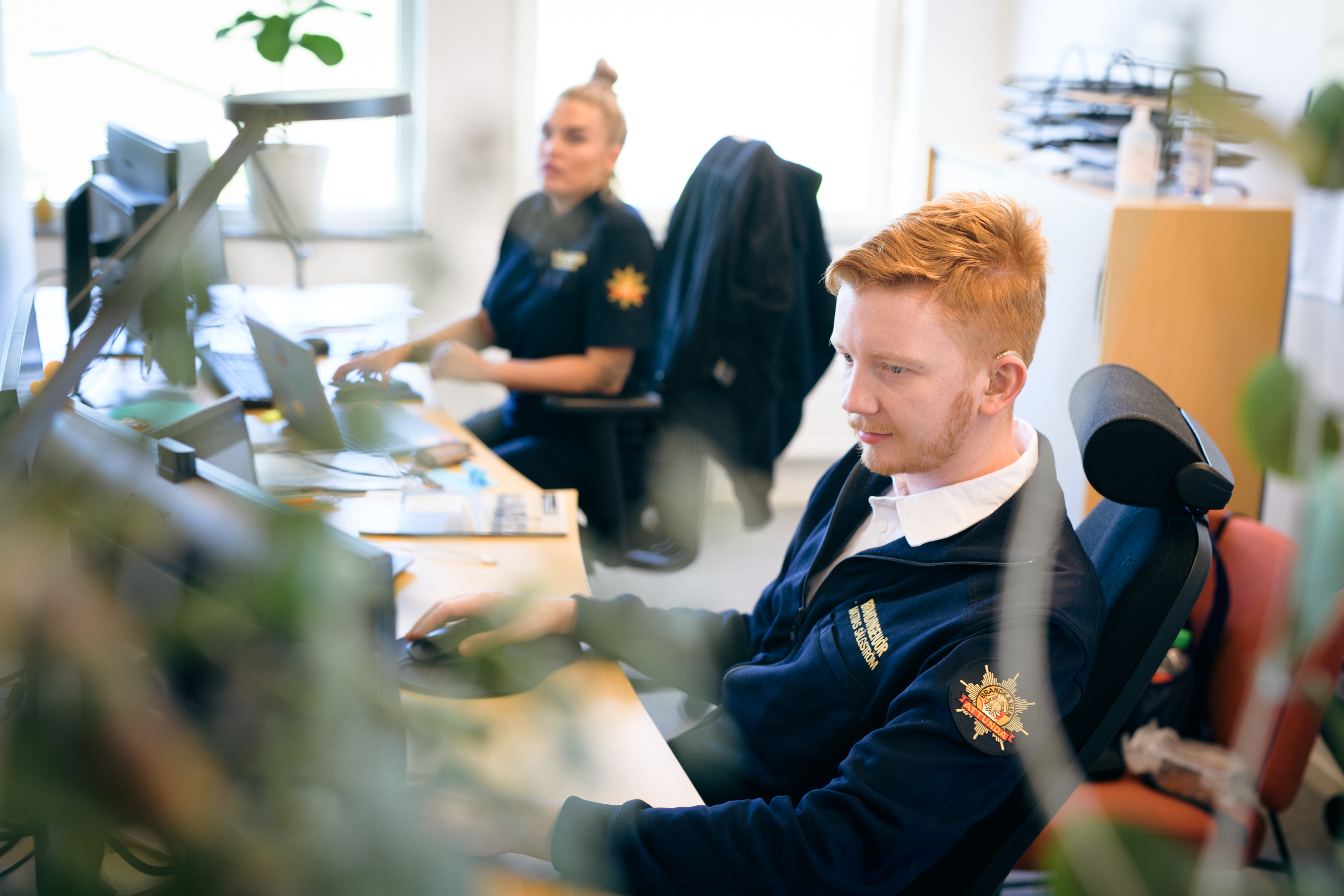 En brandinspektör och en brandingenjör vid sina skrivbord