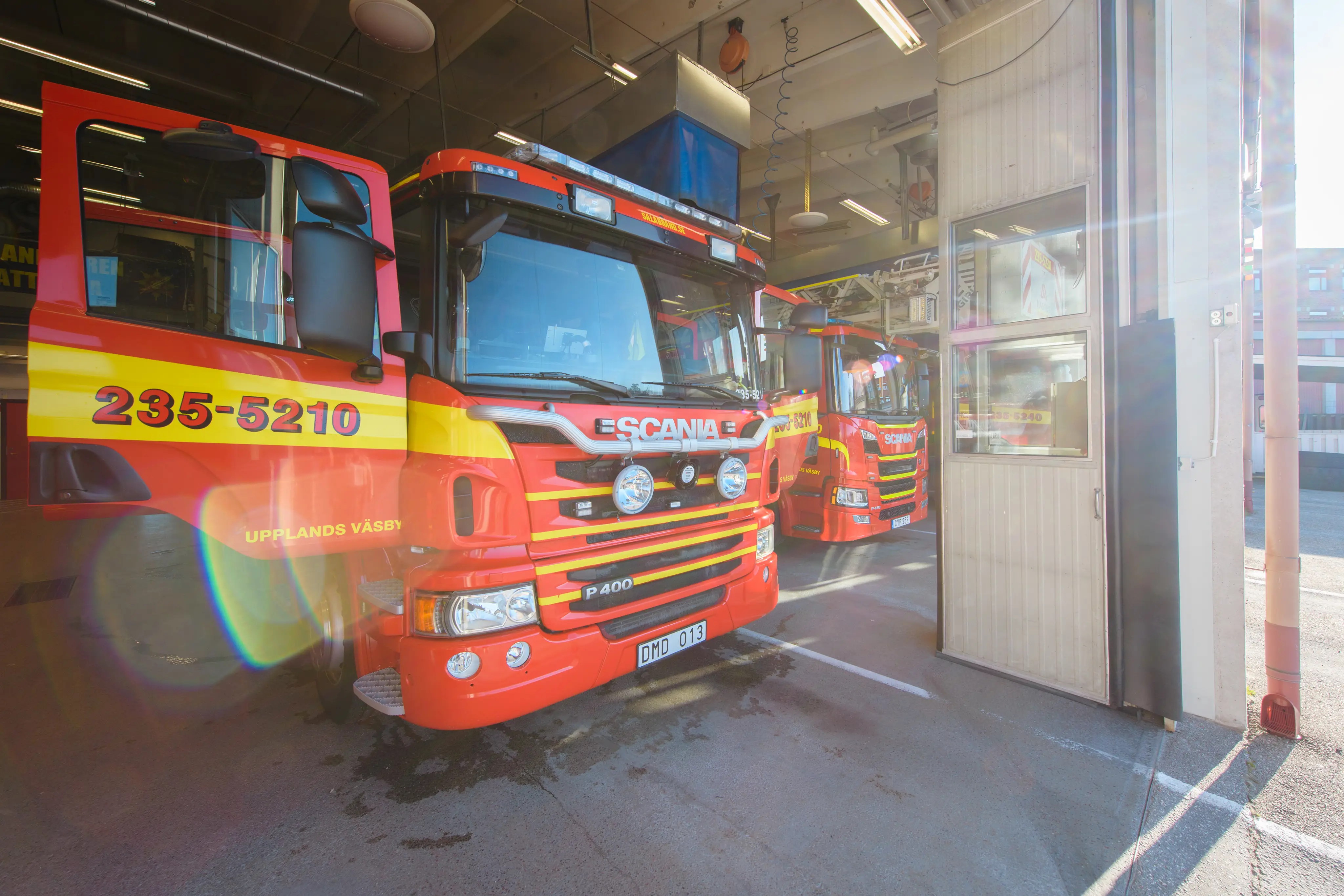 Brandbil med öppna dörrar i vargnhall