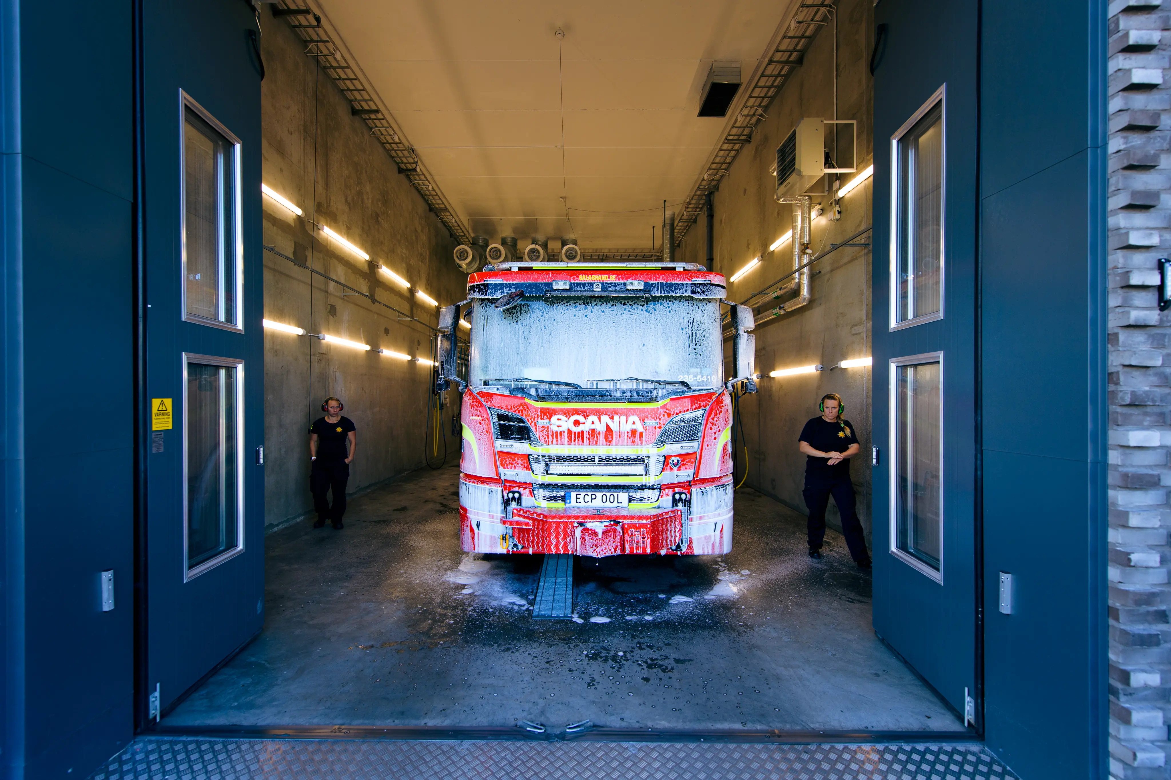 Bild på brandbil som tvättas
