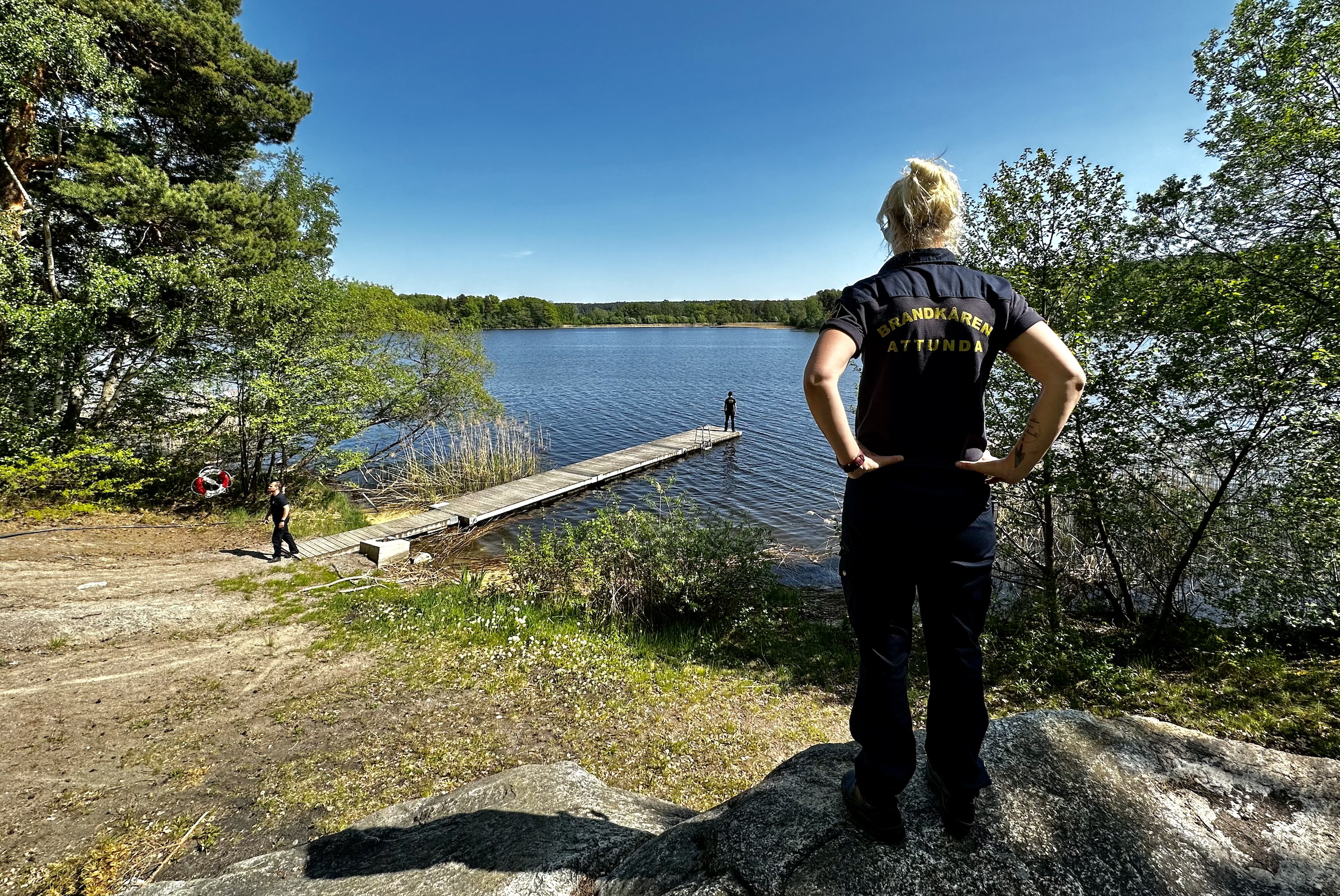 Brandman kollar av badplats på sommaren