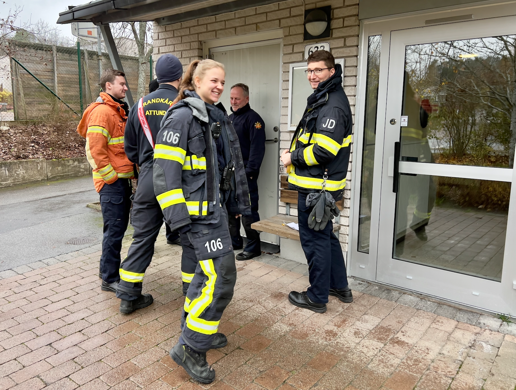 Brandmän knackar på en dörr