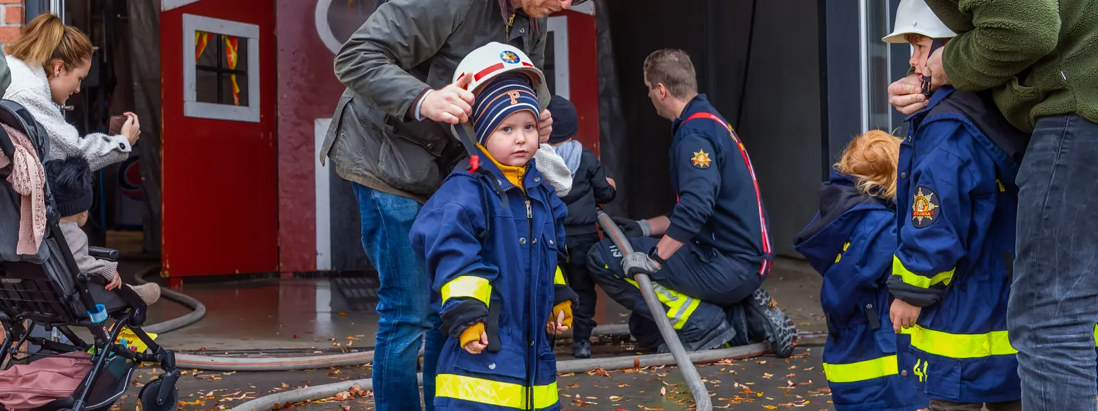 Små barn i brandkläder, bild från Öppet hus