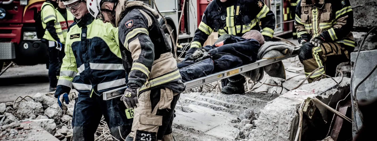 Brandmän räddar person i rasmassor