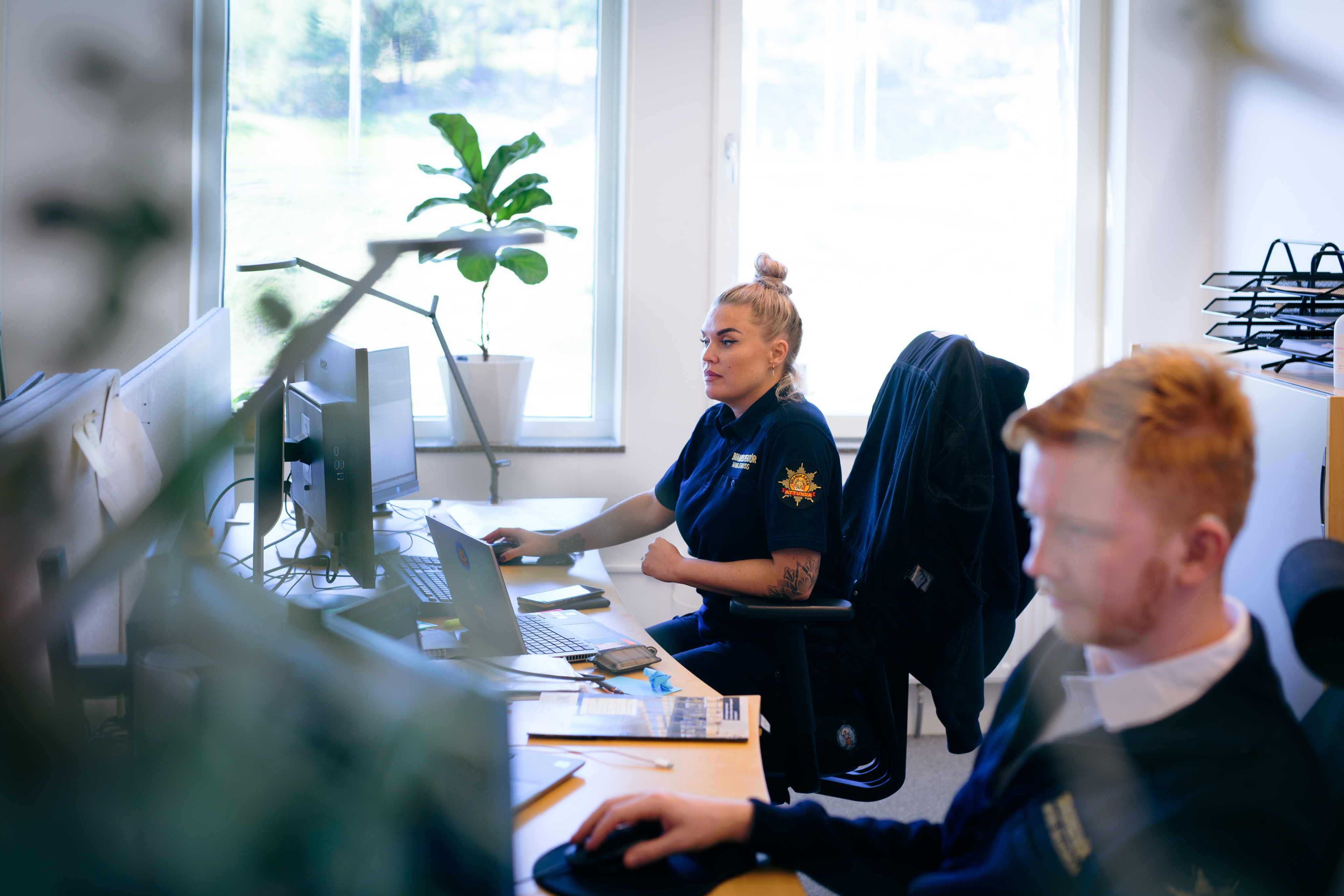 Flera brandmän framför en brandbil