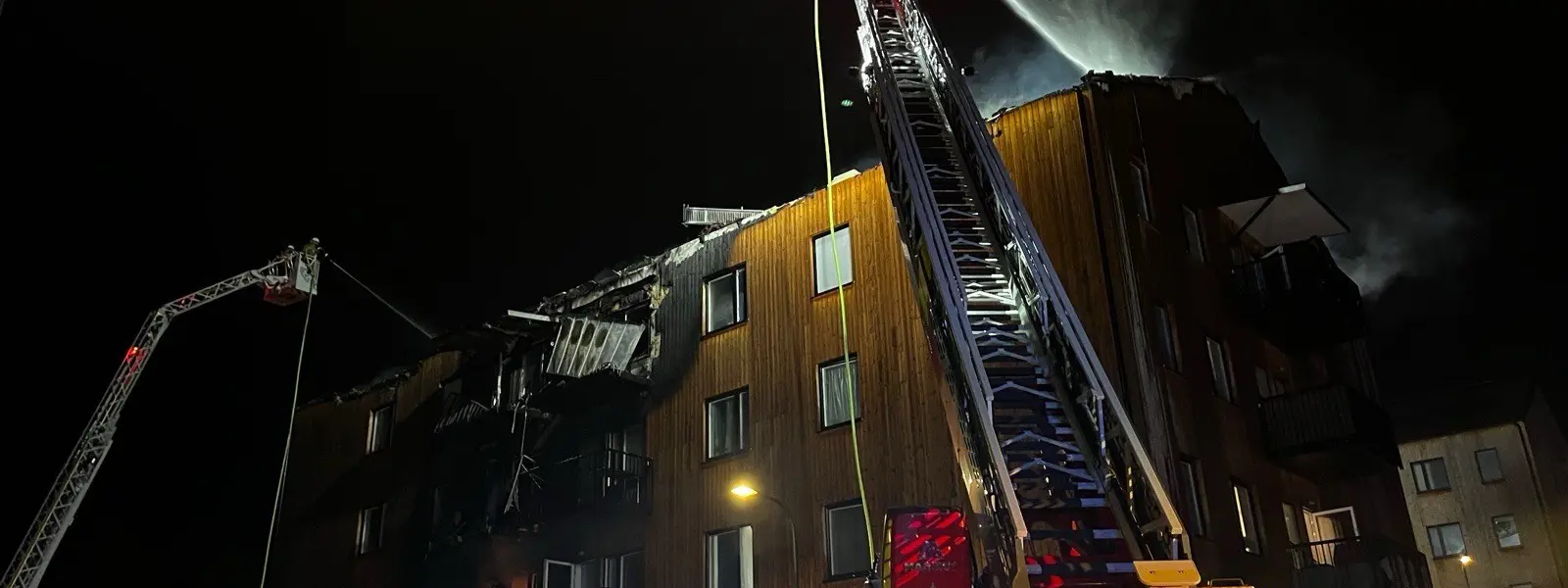 Bild från släckarbetet efter brabd i byggnad i Upplands-Bro