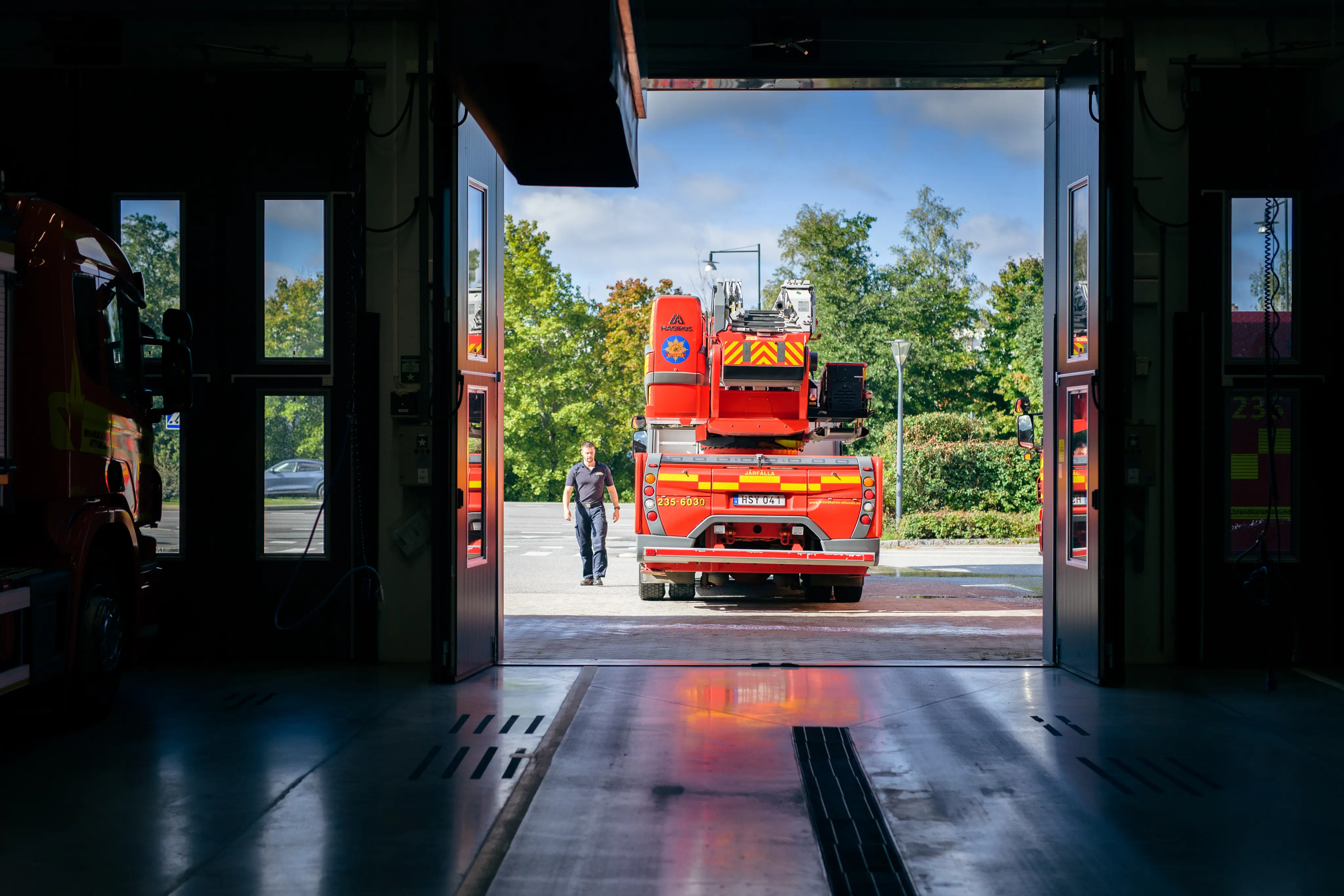 Bild på brandbil som kör ut från stationen