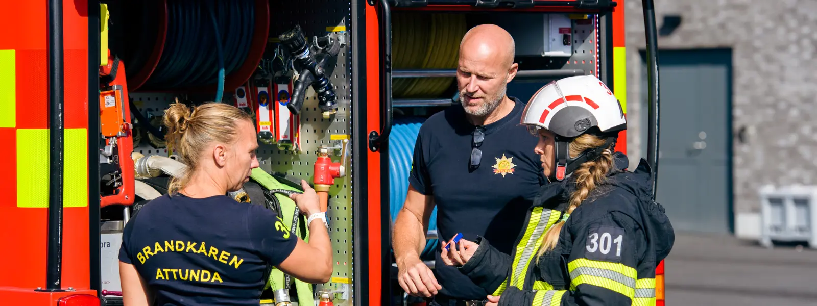 Tre brandmän i bild